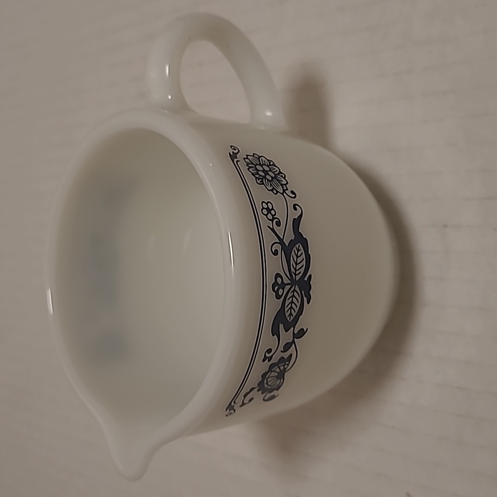 Vintage Old Town Blue Onion Pyrex Creamer - Picture 2 of 14